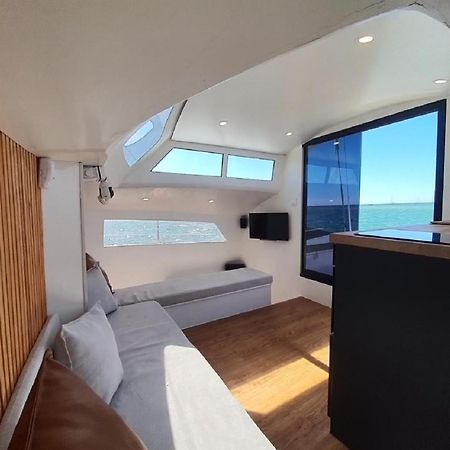 Barco Casa Catamara Sleepandboat Otel FAO Dış mekan fotoğraf