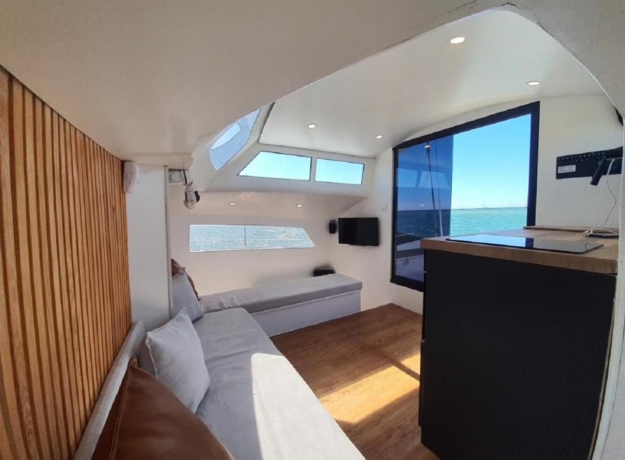 Barco Casa Catamara Sleepandboat Otel FAO Dış mekan fotoğraf