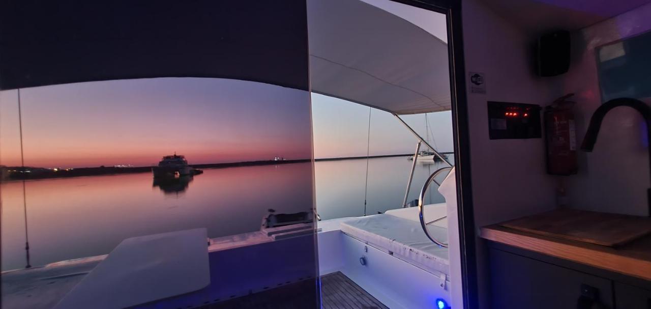 Barco Casa Catamara Sleepandboat Otel FAO Dış mekan fotoğraf