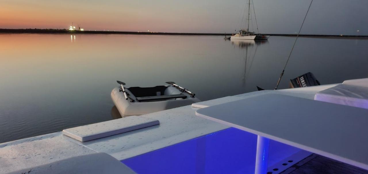 Barco Casa Catamara Sleepandboat Otel FAO Dış mekan fotoğraf