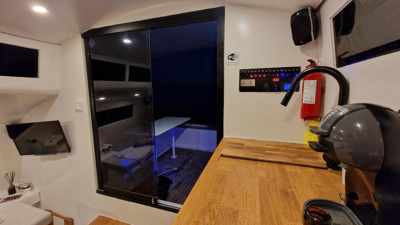 Barco Casa Catamara Sleepandboat Otel FAO Dış mekan fotoğraf