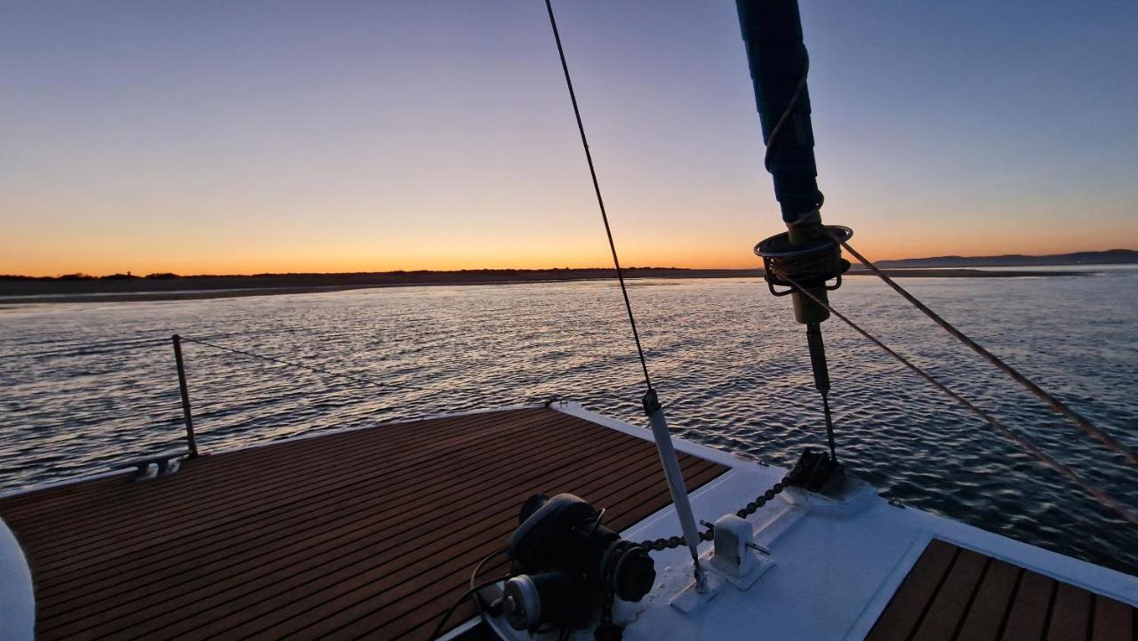 Barco Casa Catamara Sleepandboat Otel FAO Dış mekan fotoğraf