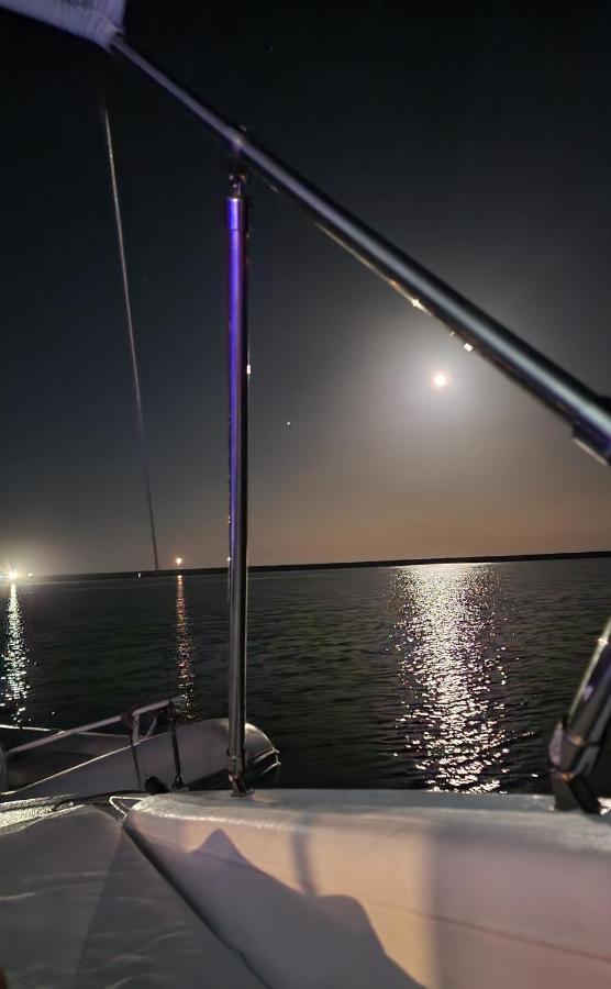 Barco Casa Catamara Sleepandboat Otel FAO Dış mekan fotoğraf