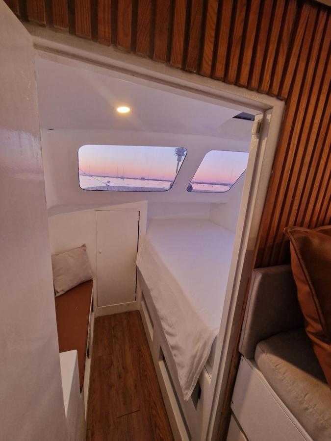 Barco Casa Catamara Sleepandboat Otel FAO Dış mekan fotoğraf
